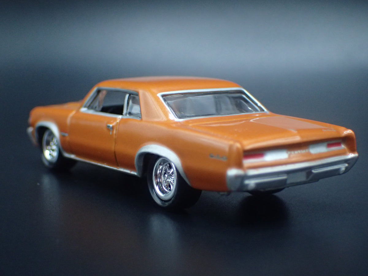 1964 64 PONTIAC GTO BROWN 1/64 SCALE COLLECTIBLE DIORAMA DIECAST MODEL CAR