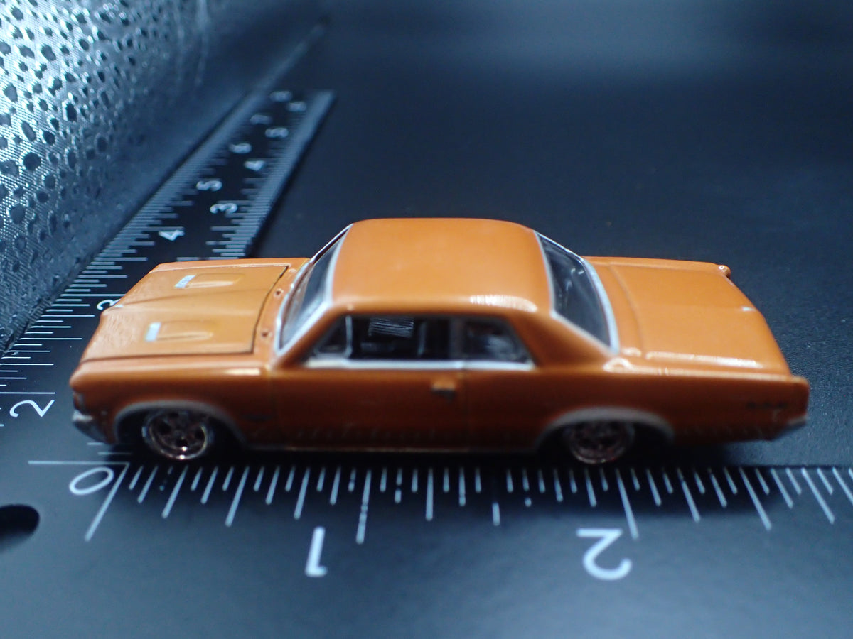1964 64 PONTIAC GTO BROWN 1/64 SCALE COLLECTIBLE DIORAMA DIECAST MODEL CAR