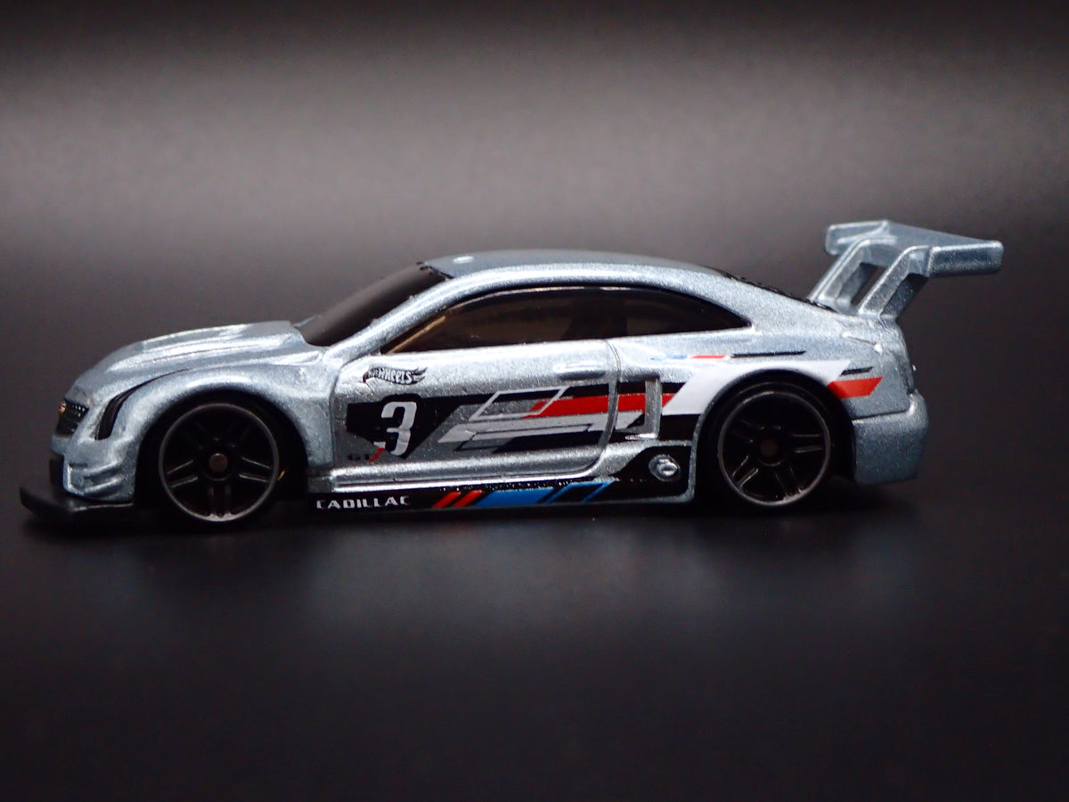 2016 16 CADILLAC CADDY ATS-V R RACING SILVER 1:64 SCALE DIORAMA DIECAST MODEL CAR