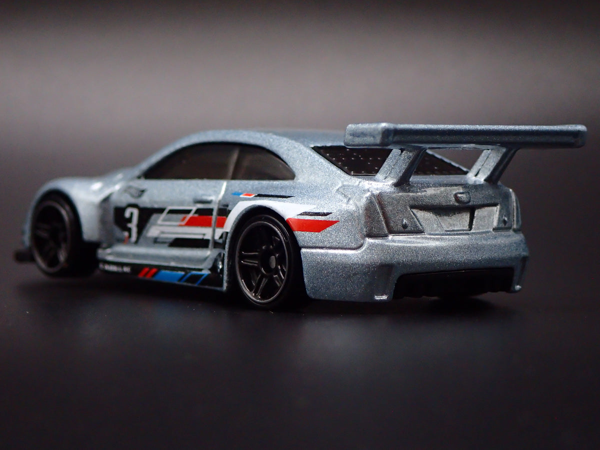 2016 16 CADILLAC CADDY ATS-V R RACING SILVER 1:64 SCALE DIORAMA DIECAST MODEL CAR