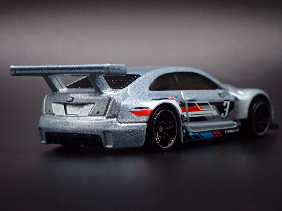 2016 16 CADILLAC CADDY ATS-V R RACING SILVER 1:64 SCALE DIORAMA DIECAST MODEL CAR