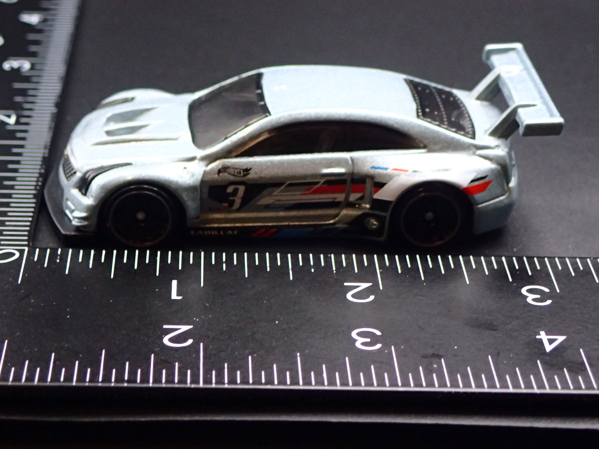 2016 16 CADILLAC CADDY ATS-V R RACING SILVER 1:64 SCALE DIORAMA DIECAST MODEL CAR