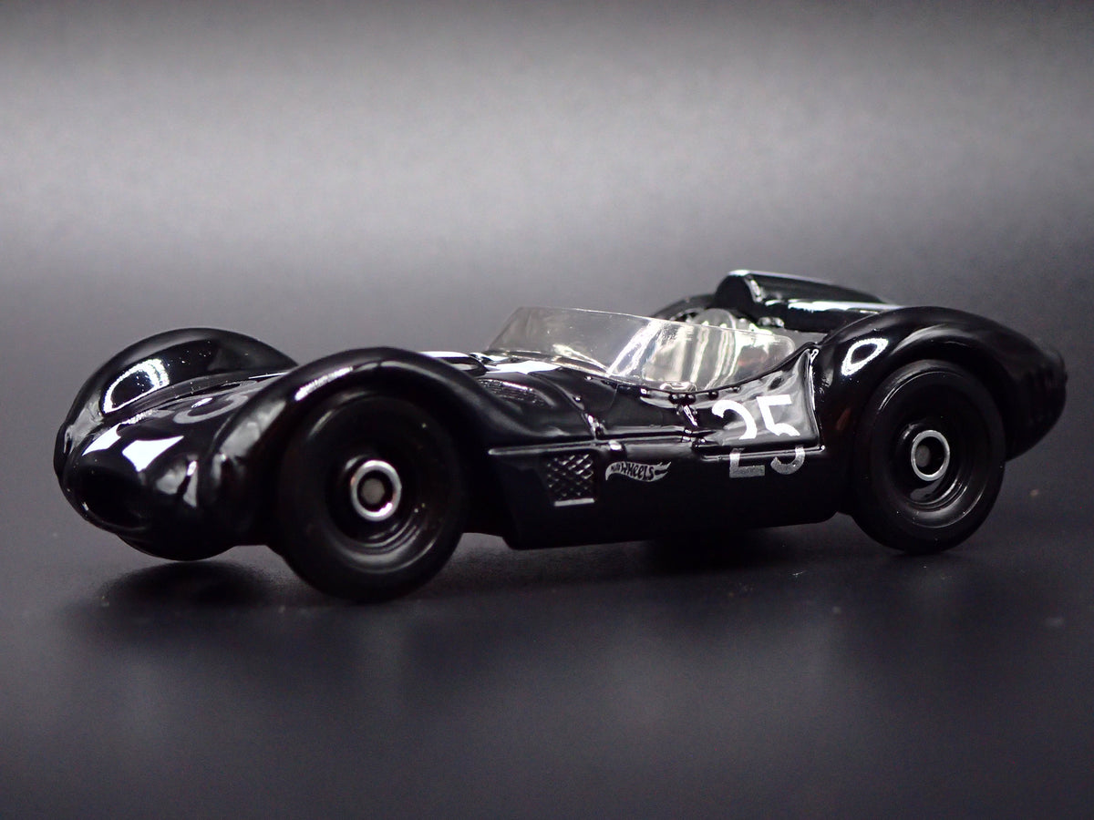 1959-1961 MASERATI TIPO 61 RACE 1:64 SCALE COLLECTIBLE DIORAMA DIECAST MODEL CAR