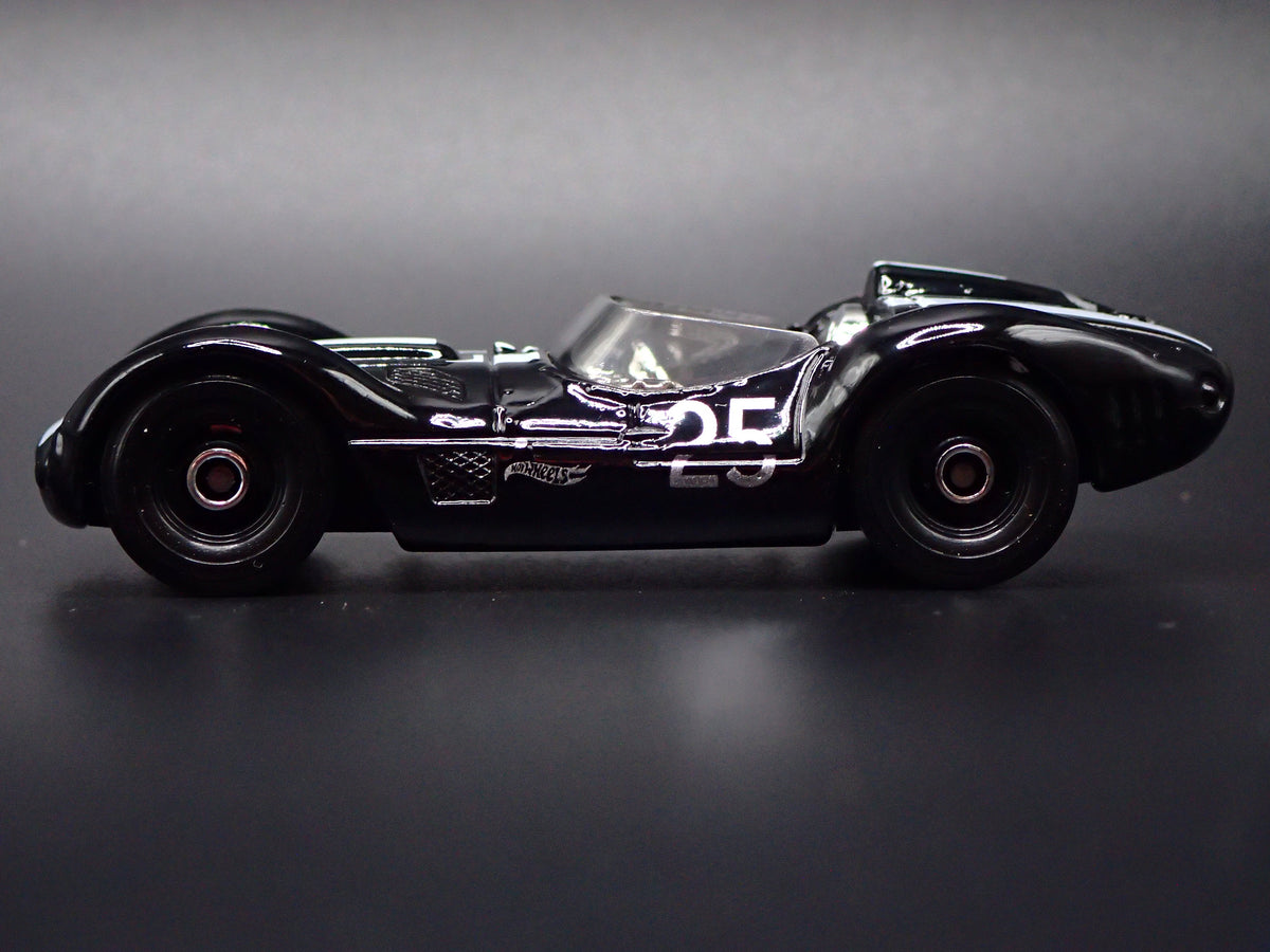 1959-1961 MASERATI TIPO 61 RACE 1:64 SCALE COLLECTIBLE DIORAMA DIECAST MODEL CAR