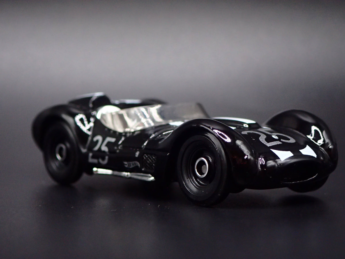 1959-1961 MASERATI TIPO 61 RACE 1:64 SCALE COLLECTIBLE DIORAMA DIECAST MODEL CAR