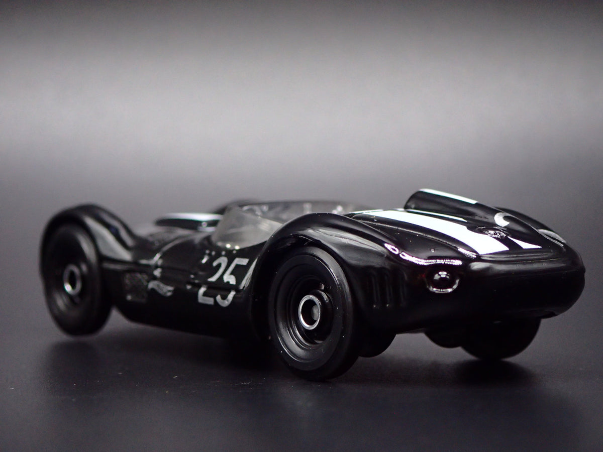 1959-1961 MASERATI TIPO 61 RACE 1:64 SCALE COLLECTIBLE DIORAMA DIECAST MODEL CAR
