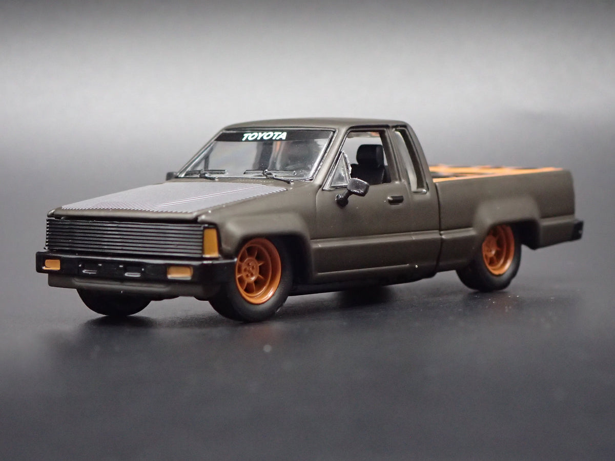 1984-1988 TOYOTA PICKUP TRUCK MINI TRUCK 1/64 SCALE COLLECTIBLE DIECAST MODEL CAR