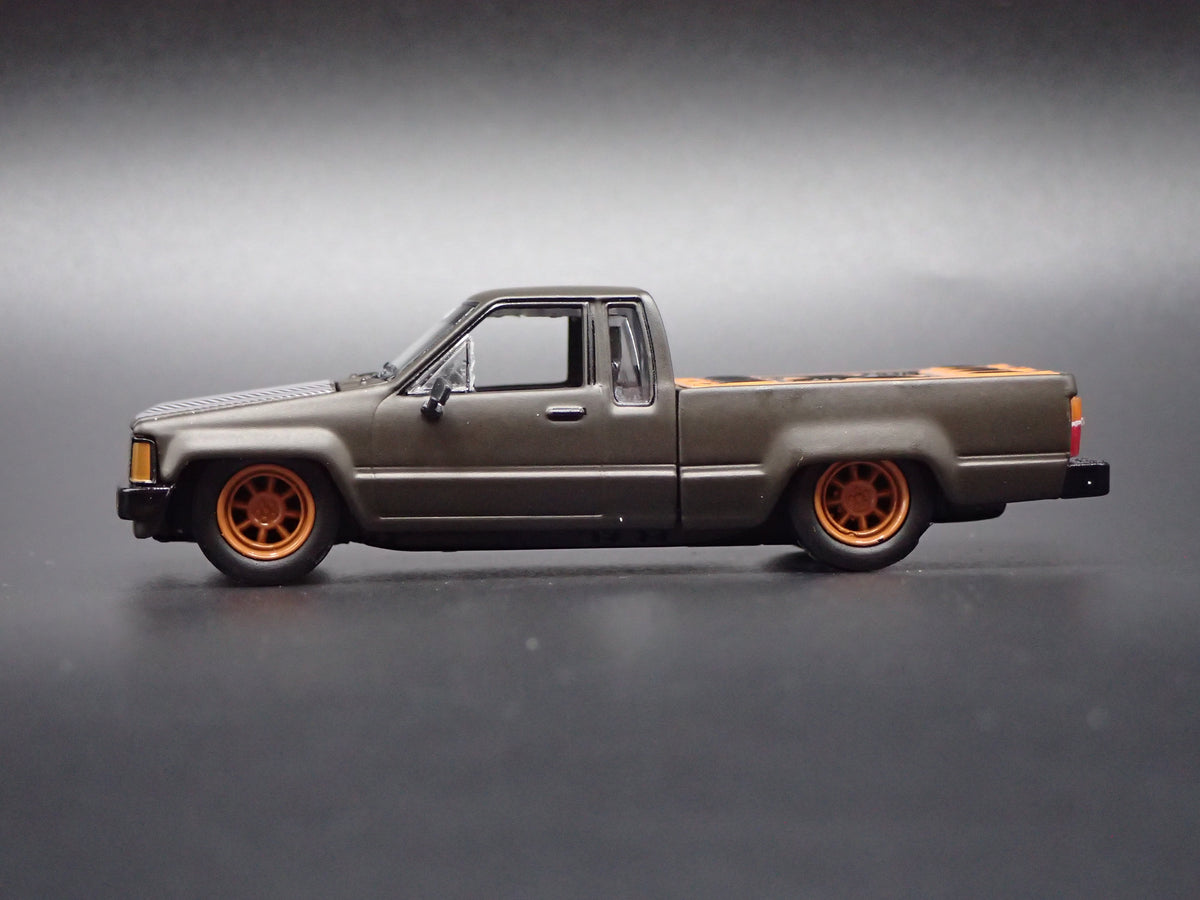 1984-1988 TOYOTA PICKUP TRUCK MINI TRUCK 1/64 SCALE COLLECTIBLE DIECAST MODEL CAR