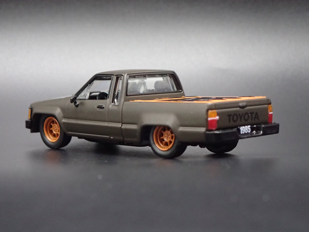 1984-1988 TOYOTA PICKUP TRUCK MINI TRUCK 1/64 SCALE COLLECTIBLE DIECAST MODEL CAR