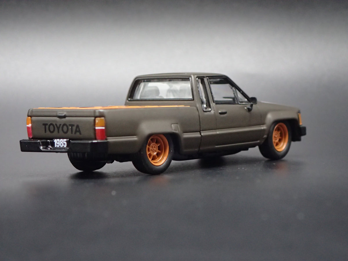 1984-1988 TOYOTA PICKUP TRUCK MINI TRUCK 1/64 SCALE COLLECTIBLE DIECAST MODEL CAR
