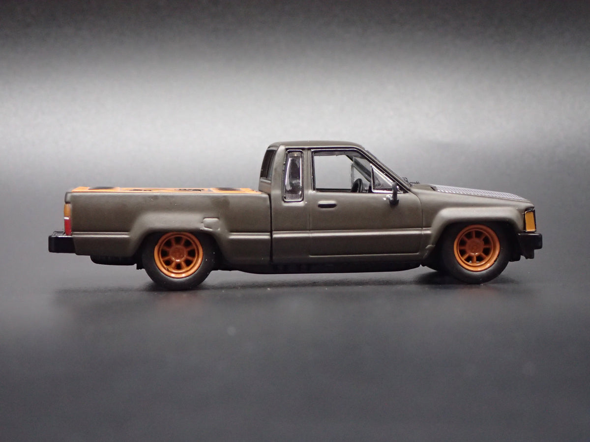 1984-1988 TOYOTA PICKUP TRUCK MINI TRUCK 1/64 SCALE COLLECTIBLE DIECAST MODEL CAR