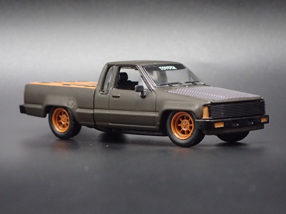 1984-1988 TOYOTA PICKUP TRUCK MINI TRUCK 1/64 SCALE COLLECTIBLE DIECAST MODEL CAR