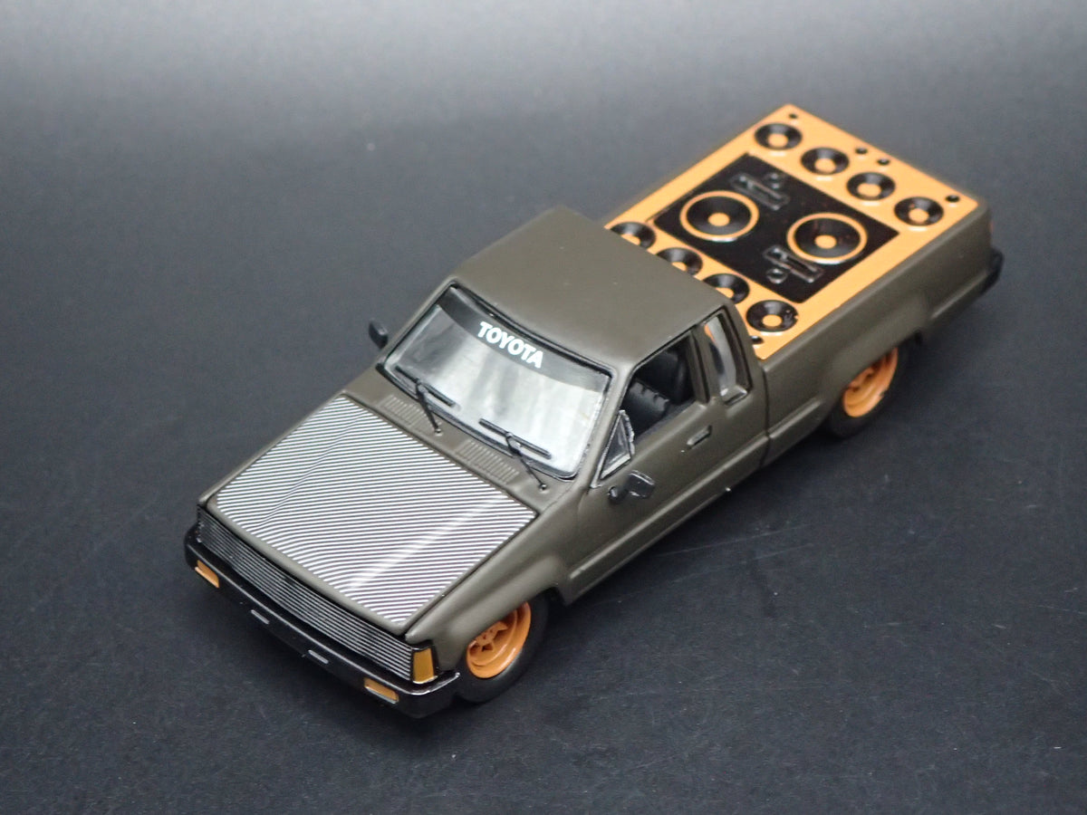 1984-1988 TOYOTA PICKUP TRUCK MINI TRUCK 1/64 SCALE COLLECTIBLE DIECAST MODEL CAR