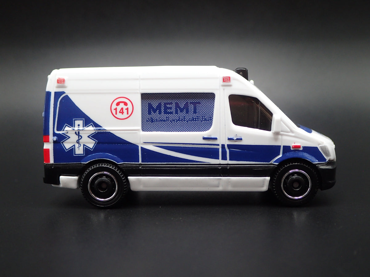 MERCEDES BENZ SPRINTER VAN EMT AMBULANCE 1/64 MB SCALE DIORAMA DIECAST MODEL CAR