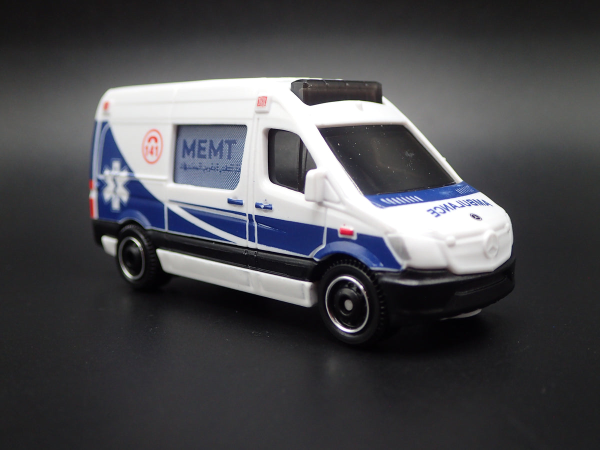 MERCEDES BENZ SPRINTER VAN EMT AMBULANCE 1/64 MB SCALE DIORAMA DIECAST MODEL CAR