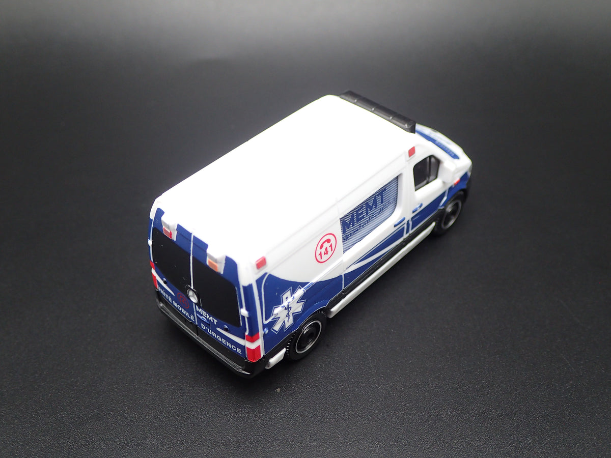 MERCEDES BENZ SPRINTER VAN EMT AMBULANCE 1/64 MB SCALE DIORAMA DIECAST MODEL CAR