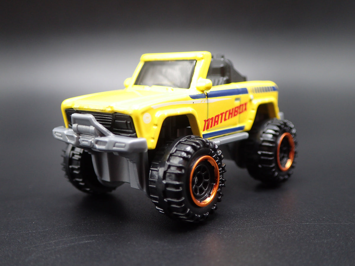 INTERNATIONAL SCOUT 4X4 YELLOW 1:64 SCALE COLLECTIBLE DIECAST MODEL CAR