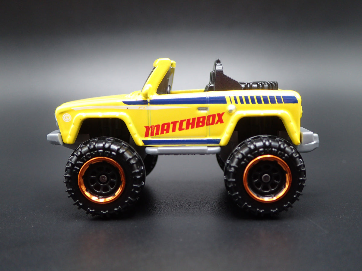 INTERNATIONAL SCOUT 4X4 YELLOW 1:64 SCALE COLLECTIBLE DIECAST MODEL CAR