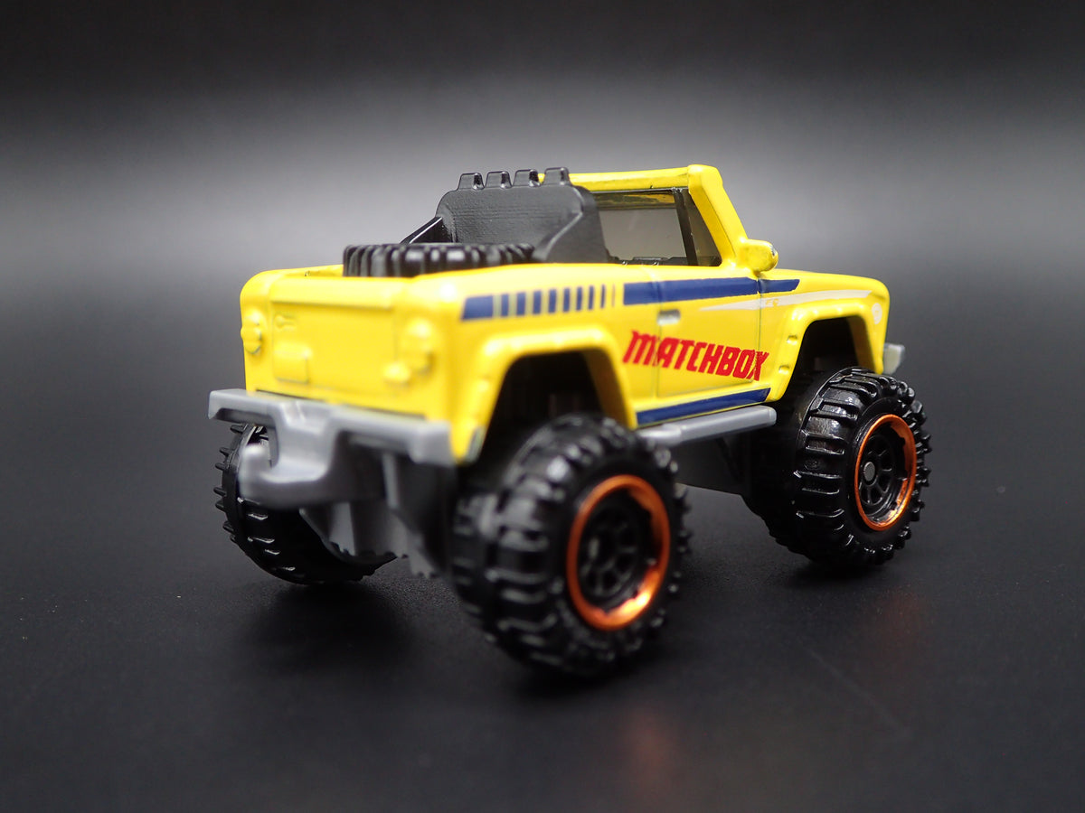 INTERNATIONAL SCOUT 4X4 YELLOW 1:64 SCALE COLLECTIBLE DIECAST MODEL CAR