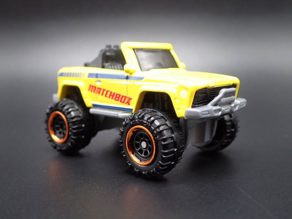 INTERNATIONAL SCOUT 4X4 YELLOW 1:64 SCALE COLLECTIBLE DIECAST MODEL CAR