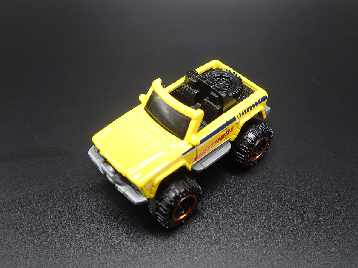 INTERNATIONAL SCOUT 4X4 YELLOW 1:64 SCALE COLLECTIBLE DIECAST MODEL CAR