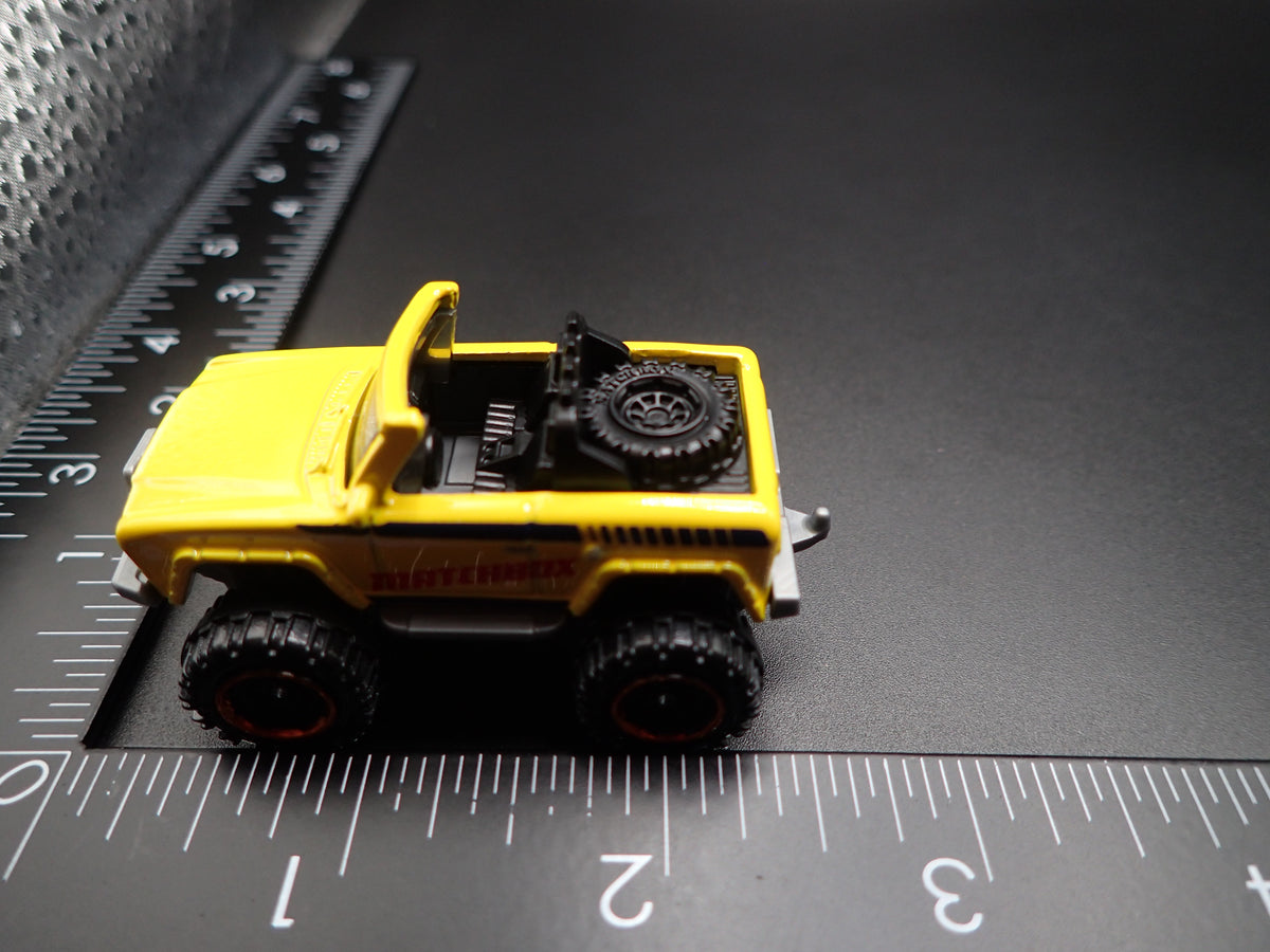 INTERNATIONAL SCOUT 4X4 YELLOW 1:64 SCALE COLLECTIBLE DIECAST MODEL CAR