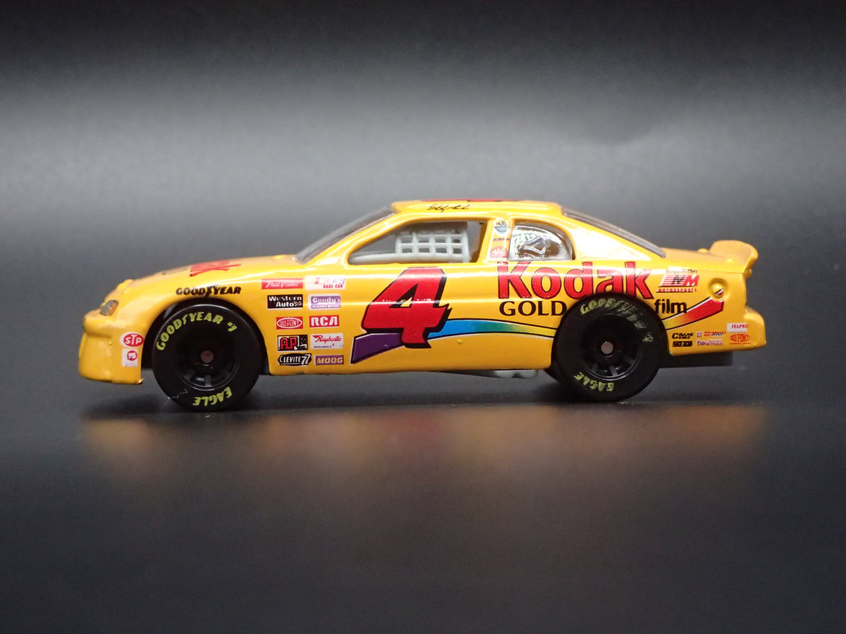 1997 CHEVROLET MONTE CARLO 4 STERLING MARLIN KODAK NASCAR 1:64 SCALE DIECAST CAR