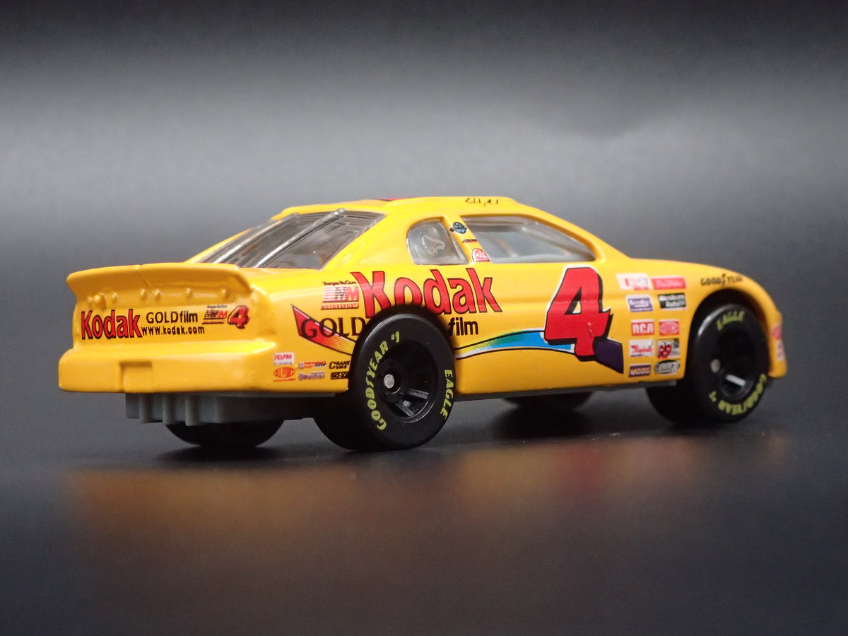 1997 CHEVROLET MONTE CARLO 4 STERLING MARLIN KODAK NASCAR 1:64 SCALE DIECAST CAR