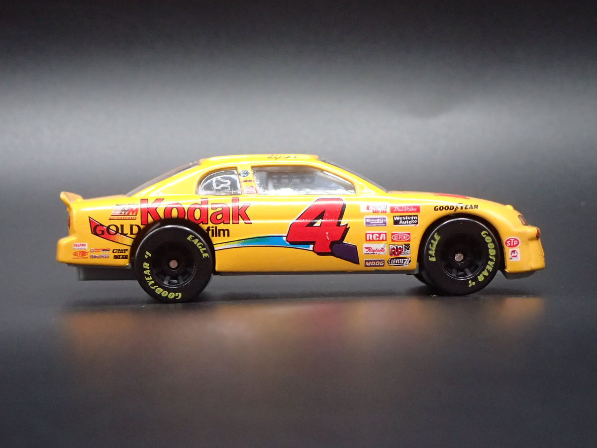 1997 CHEVROLET MONTE CARLO 4 STERLING MARLIN KODAK NASCAR 1:64 SCALE DIECAST CAR