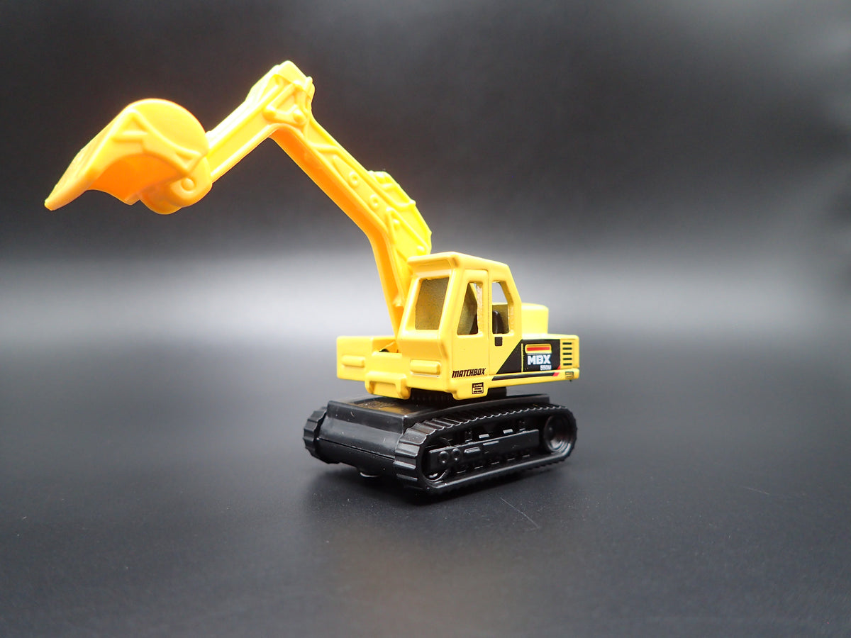 CONSTRUCTION EXCAVATOR YELLOW 1:64 MB SCALE DIORAMA DIECAST MODEL CAR