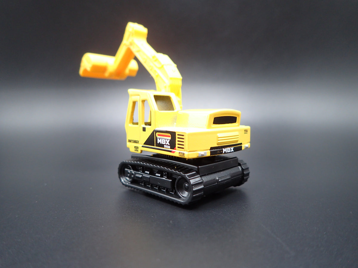 CONSTRUCTION EXCAVATOR YELLOW 1:64 MB SCALE DIORAMA DIECAST MODEL CAR