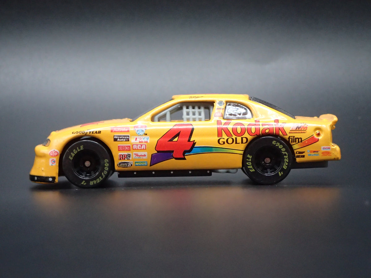 1998 CHEVY CHEVROLET MONTE CARLO 4 STERLING MARLIN NASCAR 1:64 SCALE DIECAST MODEL CAR