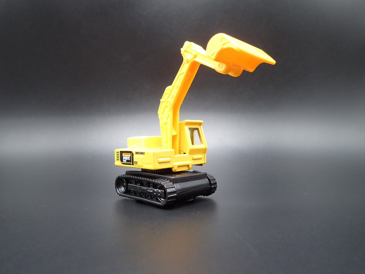 CONSTRUCTION EXCAVATOR YELLOW 1:64 MB SCALE DIORAMA DIECAST MODEL CAR