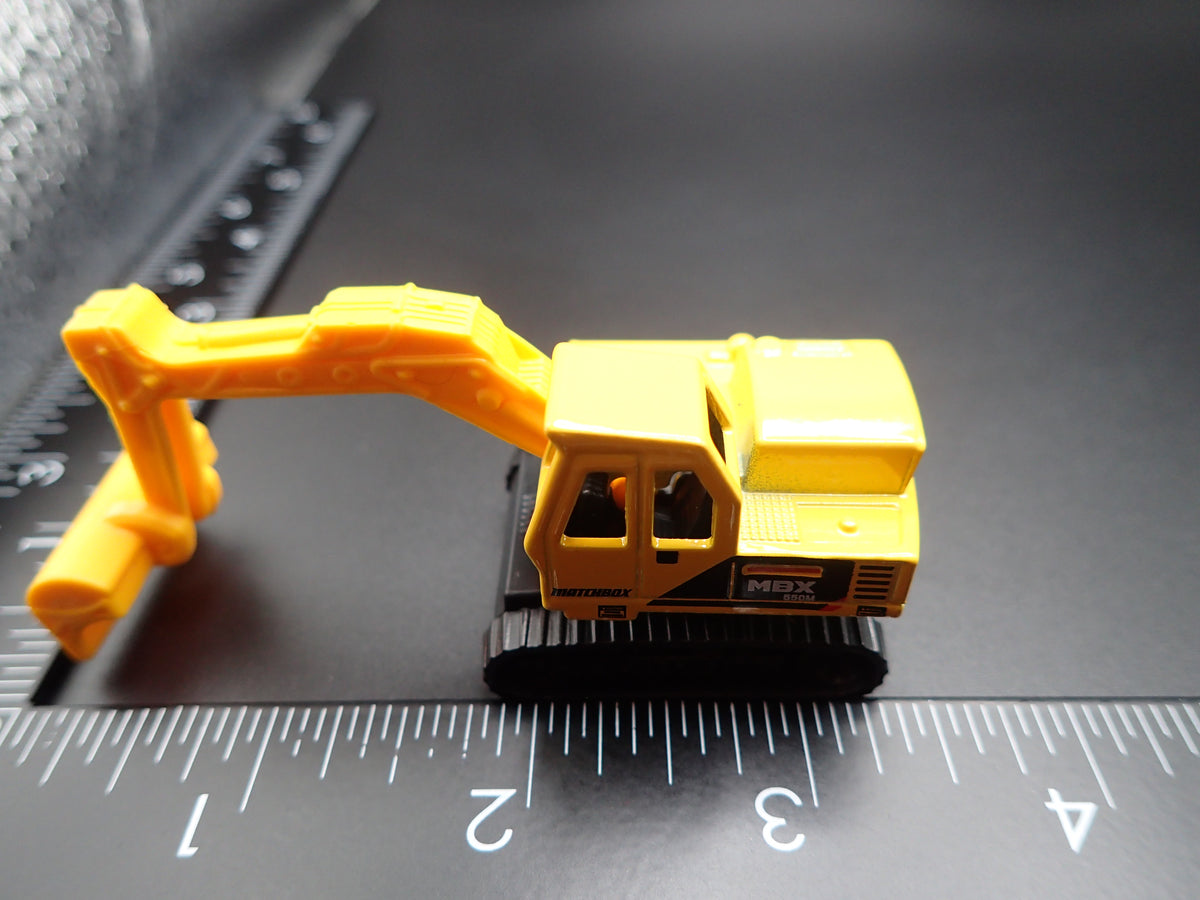 CONSTRUCTION EXCAVATOR YELLOW 1:64 MB SCALE DIORAMA DIECAST MODEL CAR