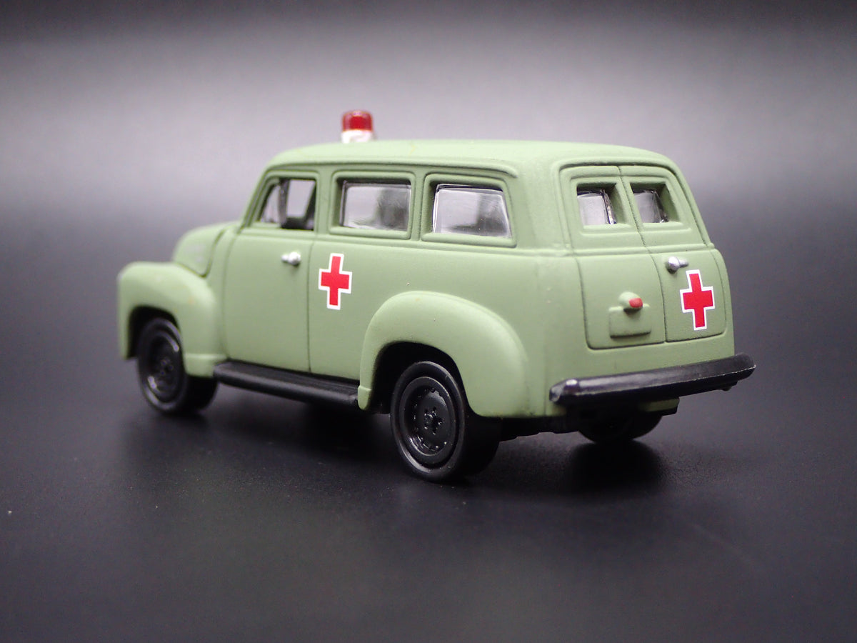 1950 50 CHEVY CHEVROLET SUBURBAN AMBULANCE 1:64 SCALE DIORAMA DIECAST MODEL CAR