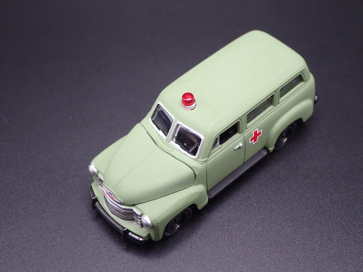1950 50 CHEVY CHEVROLET SUBURBAN AMBULANCE 1:64 SCALE DIORAMA DIECAST MODEL CAR