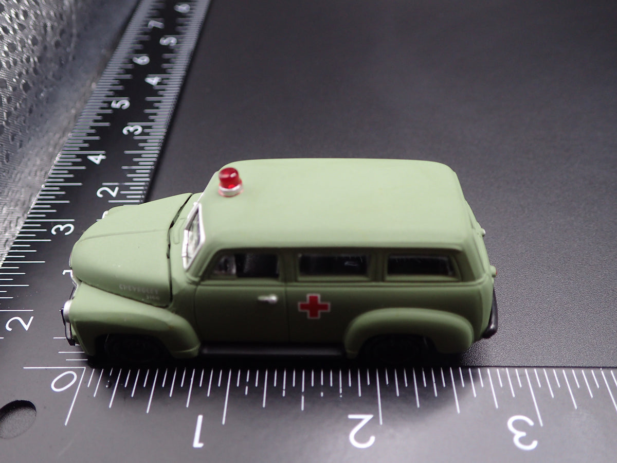 1950 50 CHEVY CHEVROLET SUBURBAN AMBULANCE 1:64 SCALE DIORAMA DIECAST MODEL CAR