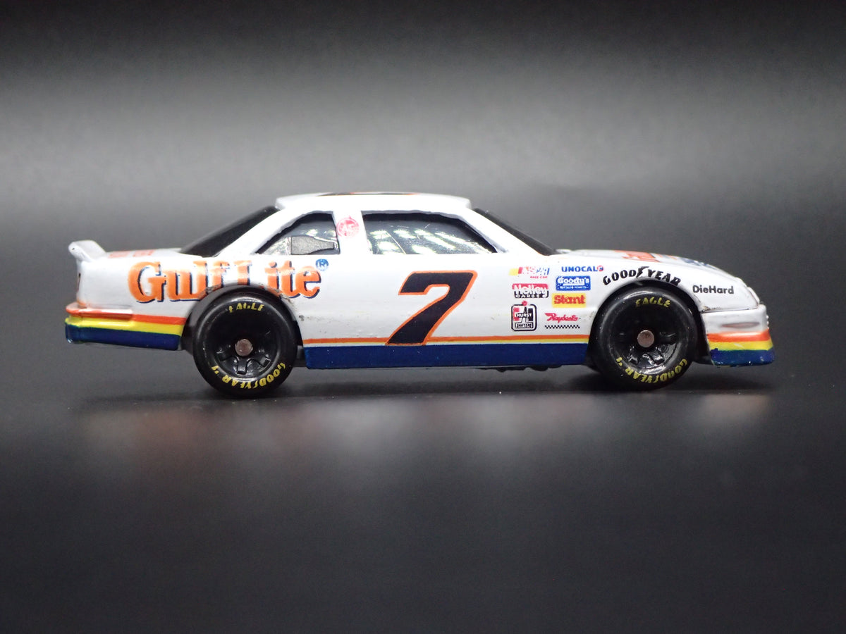 1993 CHEVY LUMINA #7 HARRY GANT GULF LITE NASCAR 1:64 SCALE DIECAST MODEL CAR