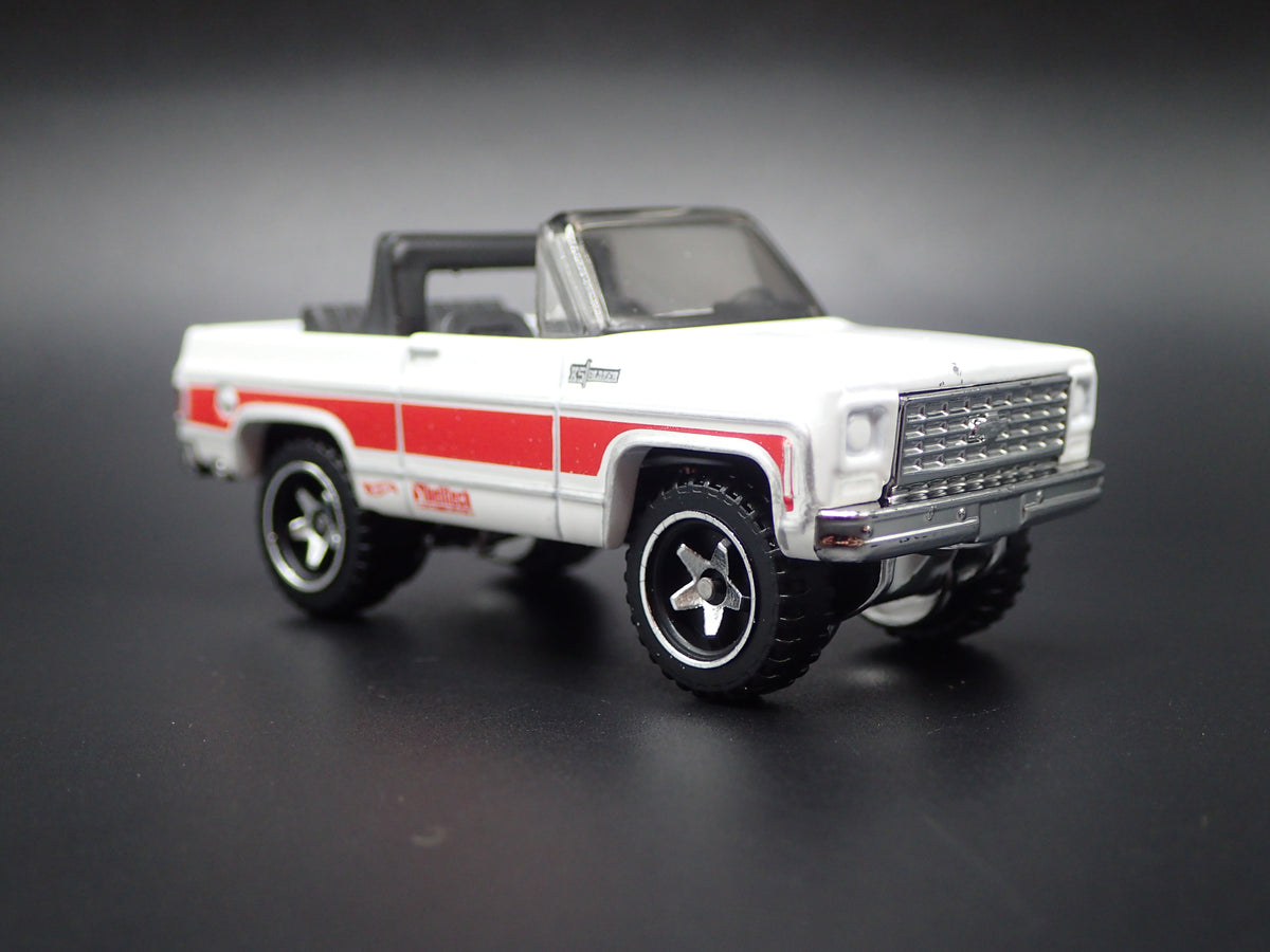 1975 75 CHEVY CHEVROLET BLAZER CUSTOM 4X4 WHITE 1/64 SCALE DIECAST MODEL CAR