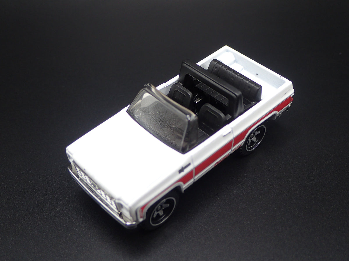 1975 75 CHEVY CHEVROLET BLAZER CUSTOM 4X4 WHITE 1/64 SCALE DIECAST MODEL CAR