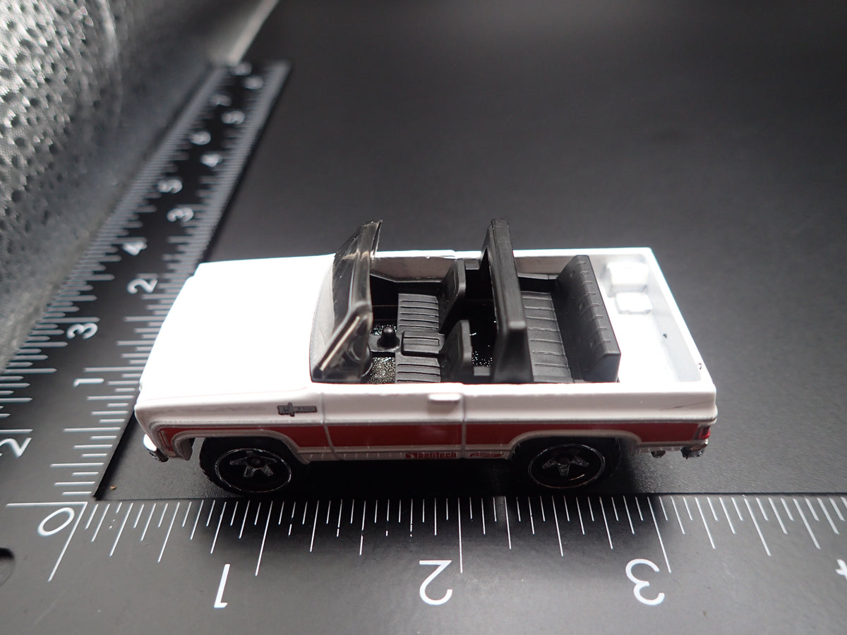 1975 75 CHEVY CHEVROLET BLAZER CUSTOM 4X4 WHITE 1/64 SCALE DIECAST MODEL CAR
