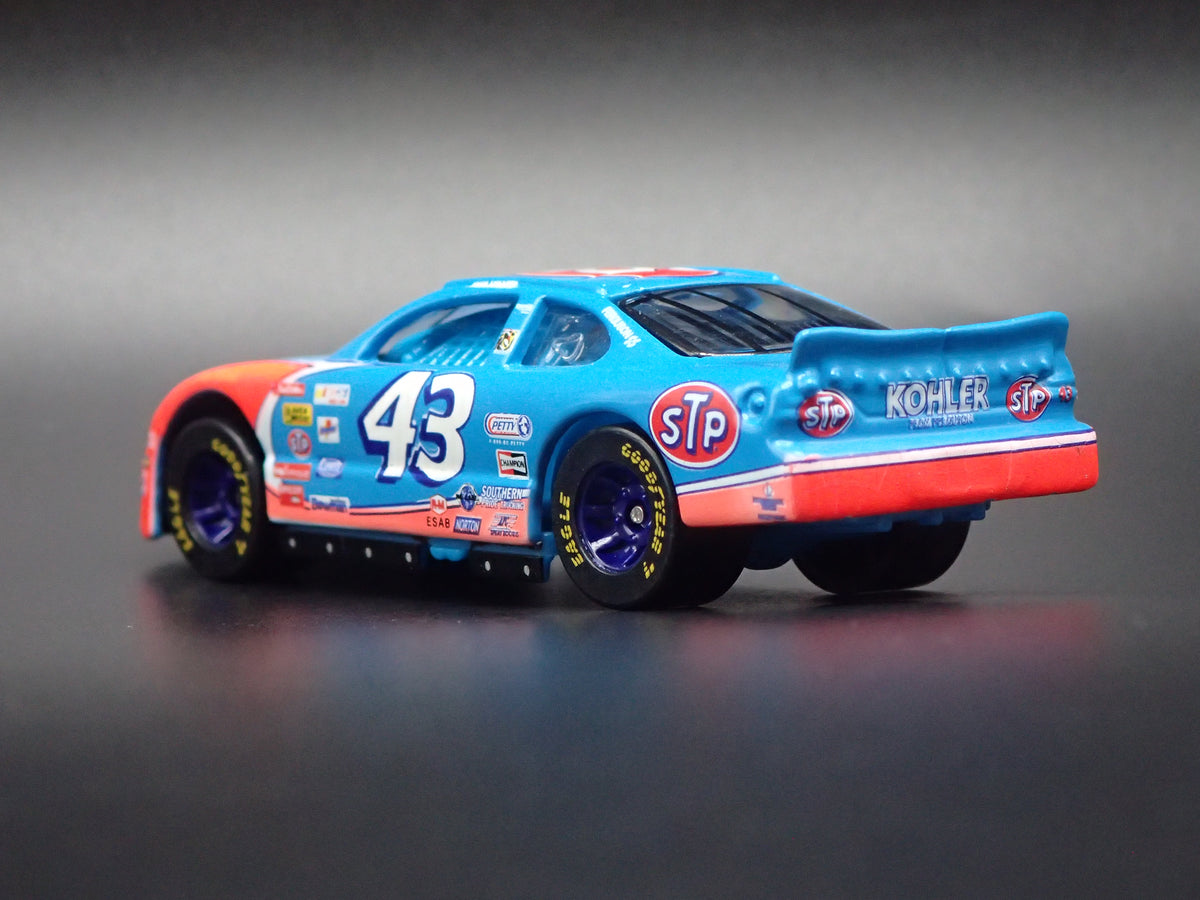 1999 99 PONTIAC GRAND PRIX 43 JOHN ANDRETTI STP NASCAR 1:64 DIECAST CAR