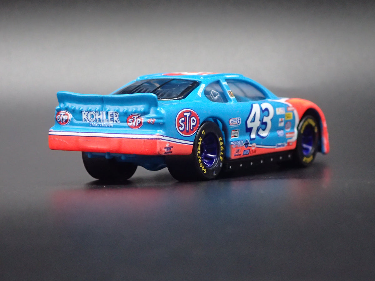 1999 99 PONTIAC GRAND PRIX 43 JOHN ANDRETTI STP NASCAR 1:64 DIECAST CAR