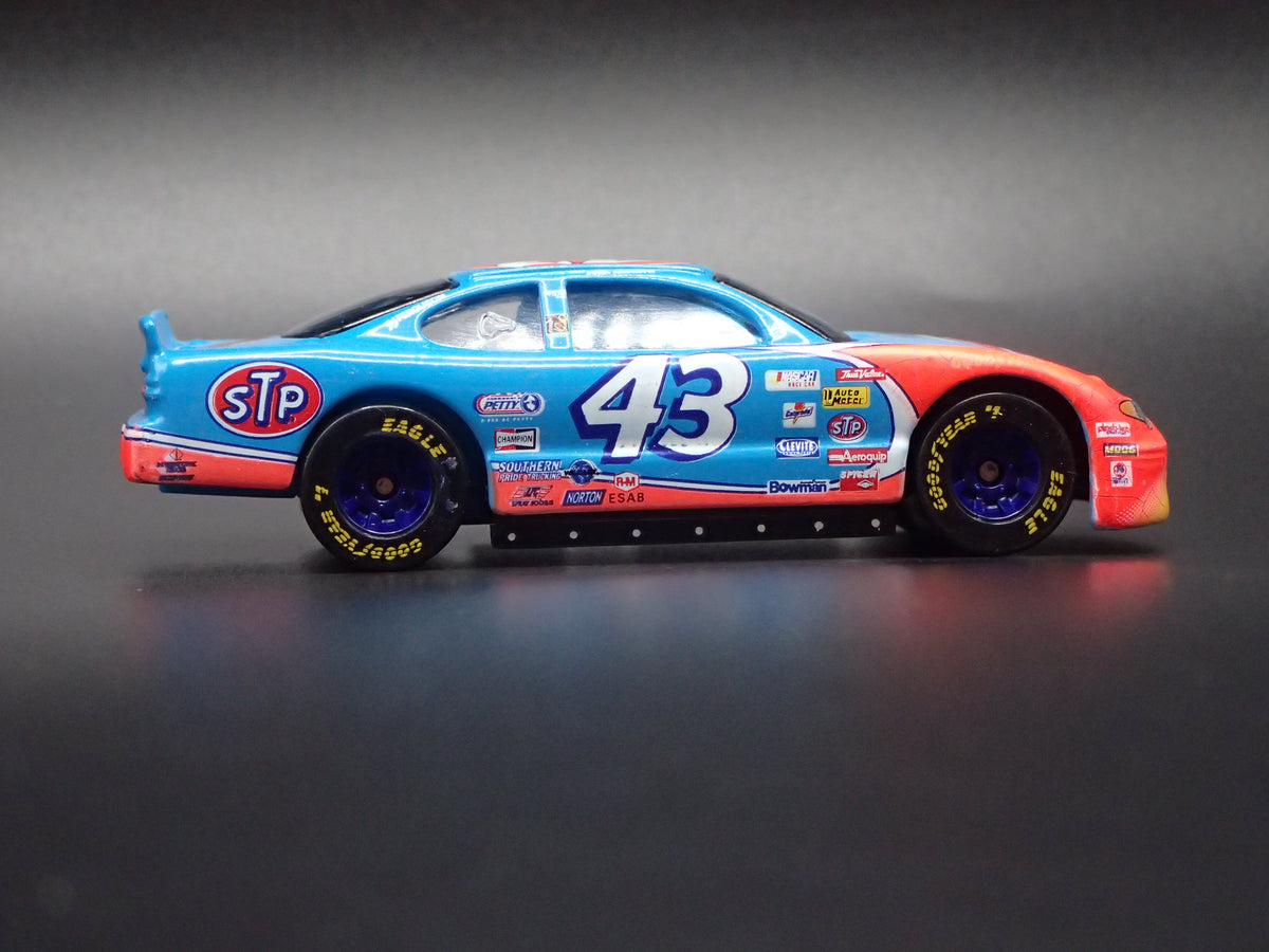 1999 99 PONTIAC GRAND PRIX 43 JOHN ANDRETTI STP NASCAR 1:64 DIECAST CAR