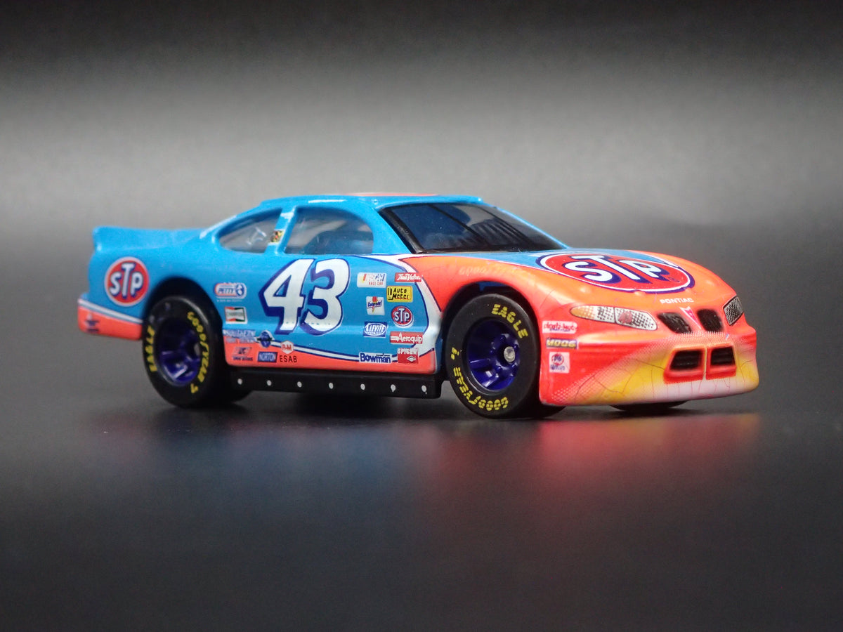1999 99 PONTIAC GRAND PRIX 43 JOHN ANDRETTI STP NASCAR 1:64 DIECAST CAR