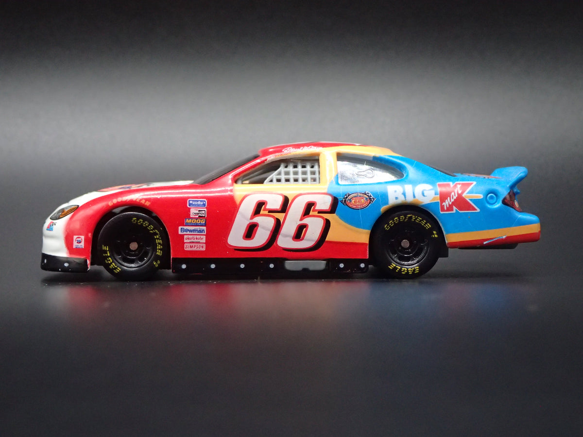 2000 00 FORD TAURUS 66 DARRELL WALTRIP NASCAR 1/64 SCALE DIECAST MODEL CAR