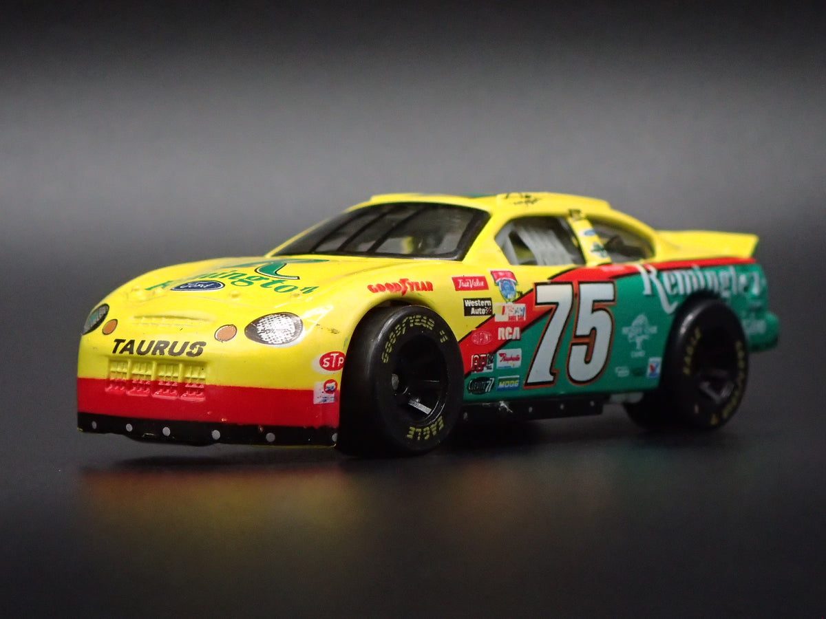 1998 98 FORD TAURUS 75 RICK MAST NASCAR 1:64 SCALE DIORAMA DIECAST MODEL CAR