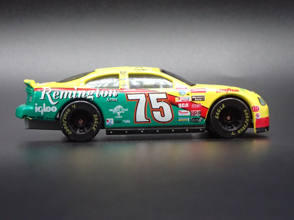 1998 98 FORD TAURUS 75 RICK MAST NASCAR 1:64 SCALE DIORAMA DIECAST MODEL CAR