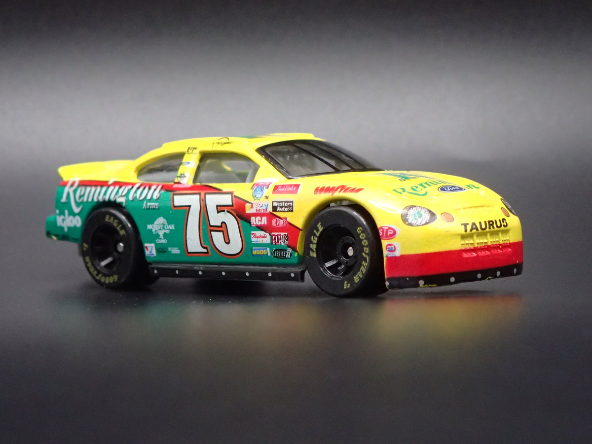 1998 98 FORD TAURUS 75 RICK MAST NASCAR 1:64 SCALE DIORAMA DIECAST MODEL CAR