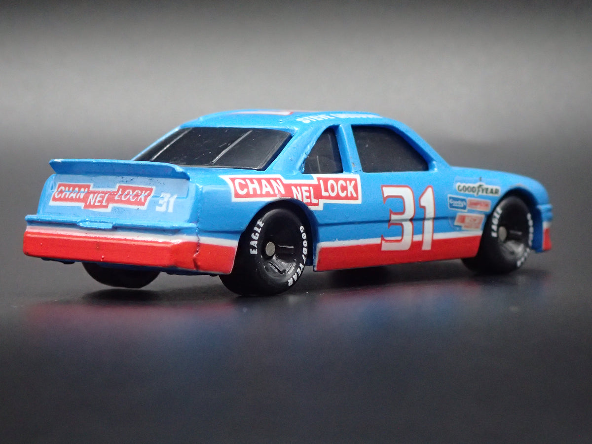1991 91 OLDSMOBILE CUTLASS 31 STEVE GRISSOM NASCAR 1:64 SCALE DIECAST MODEL CAR